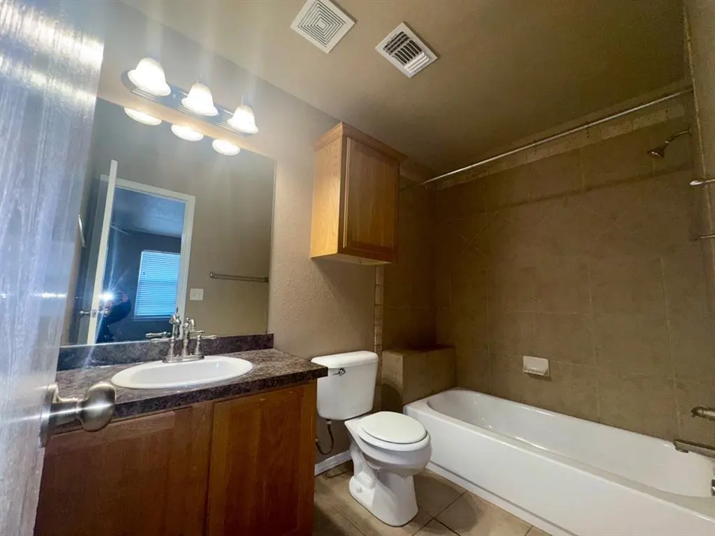 Photo 9 — 421 Sterling Pointe Way, Edmond, OK 73003