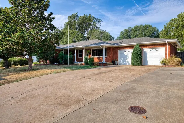Photo 3 — 1119 Crestview Drive, Elk City, OK 73644
