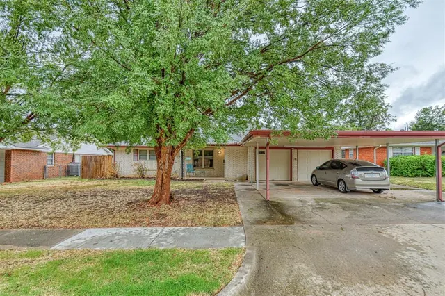 Photo 2 — 208 NE 18th Street, Moore, OK 73160