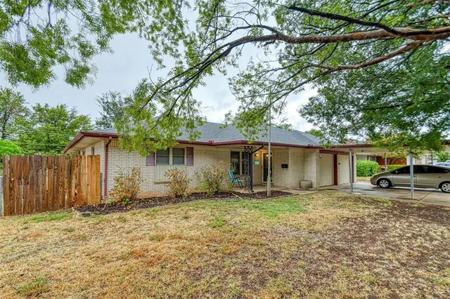 Photo 3 — 208 NE 18th Street, Moore, OK 73160