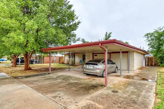 Photo 5 — 208 NE 18th Street, Moore, OK 73160