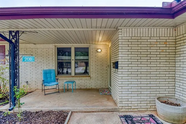 Photo 7 — 208 NE 18th Street, Moore, OK 73160