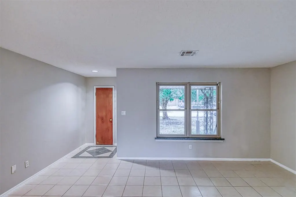 Photo 9 — 208 NE 18th Street, Moore, OK 73160
