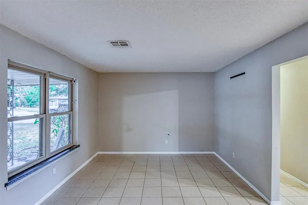 Photo 10 — 208 NE 18th Street, Moore, OK 73160