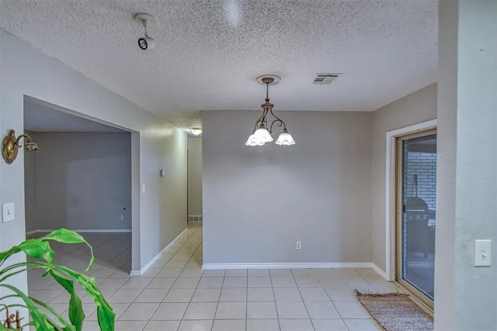 Photo 13 — 208 NE 18th Street, Moore, OK 73160