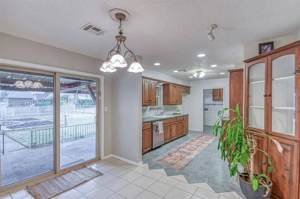 Photo 14 — 208 NE 18th Street, Moore, OK 73160