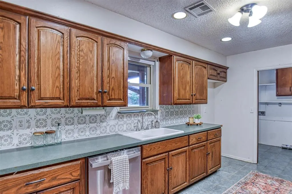Photo 16 — 208 NE 18th Street, Moore, OK 73160