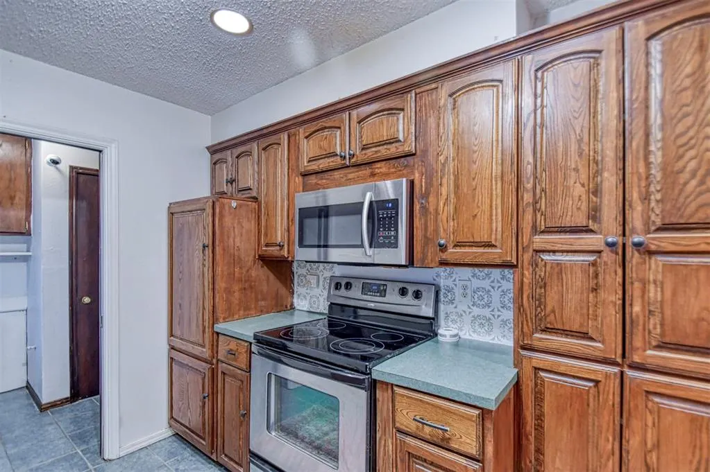 Photo 17 — 208 NE 18th Street, Moore, OK 73160