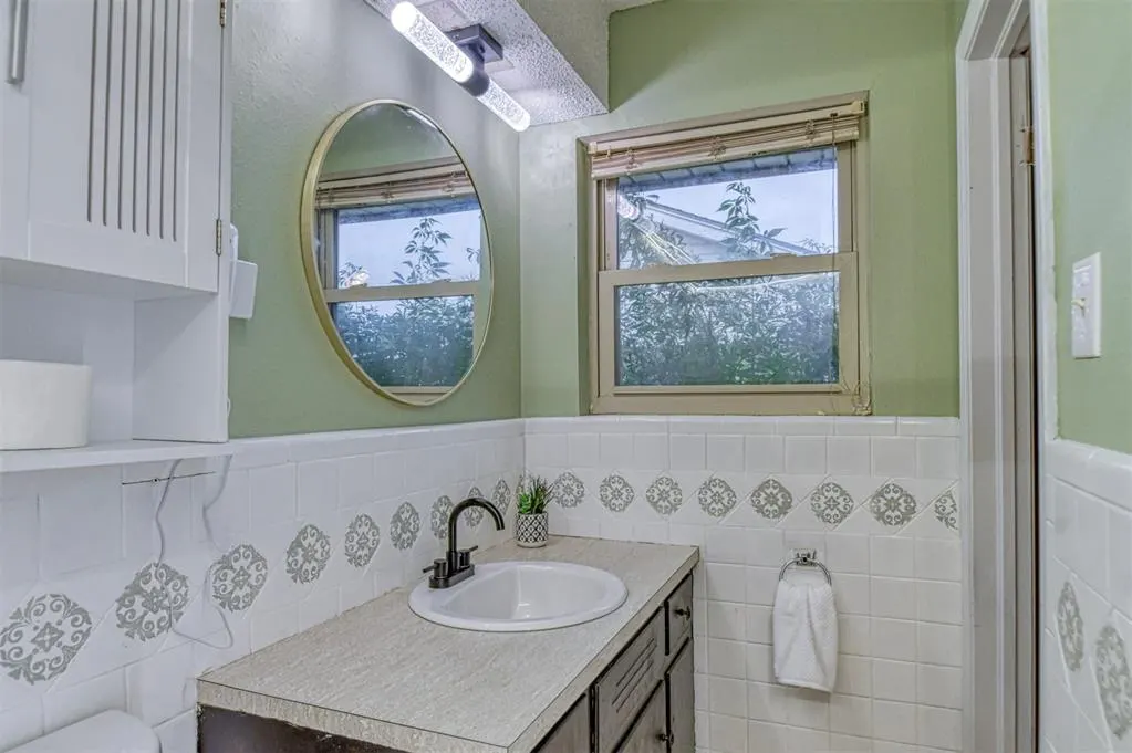 Photo 23 — 208 NE 18th Street, Moore, OK 73160