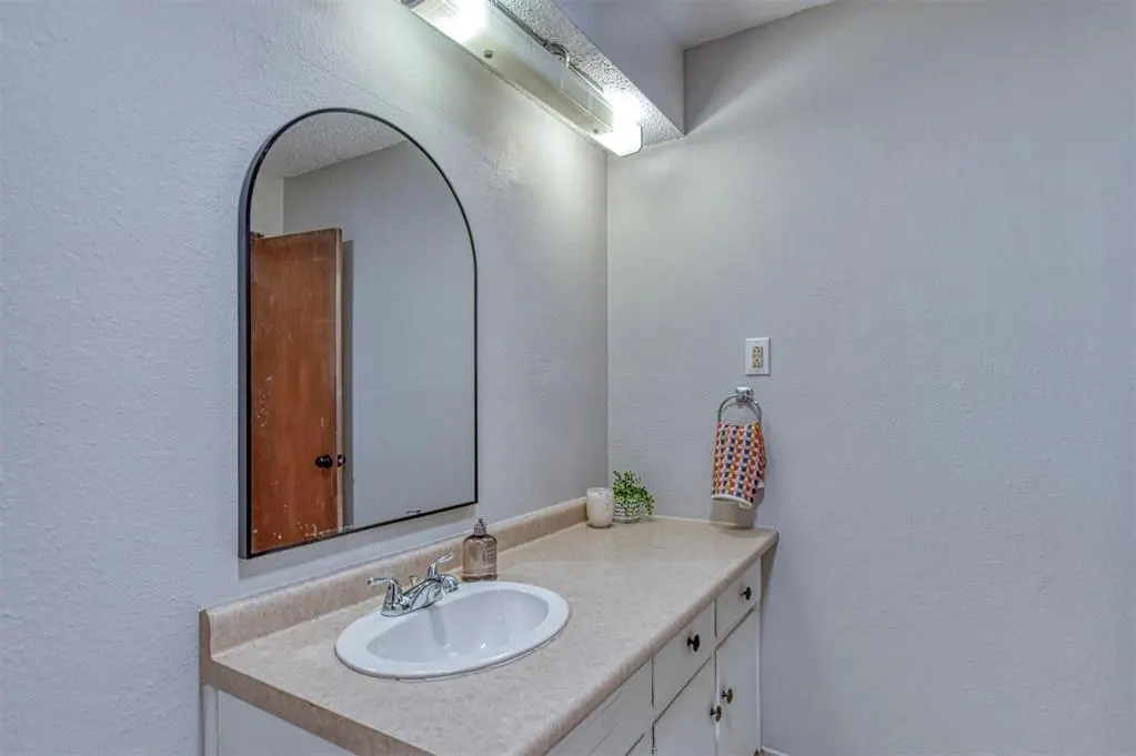 Photo 28 — 208 NE 18th Street, Moore, OK 73160