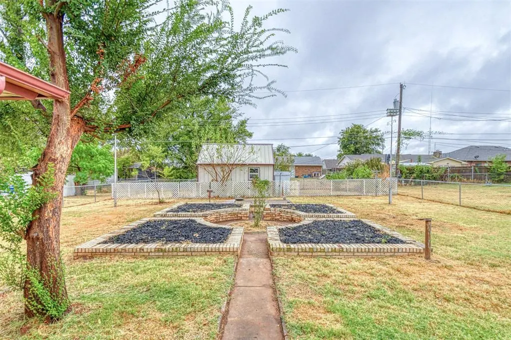 Photo 33 — 208 NE 18th Street, Moore, OK 73160