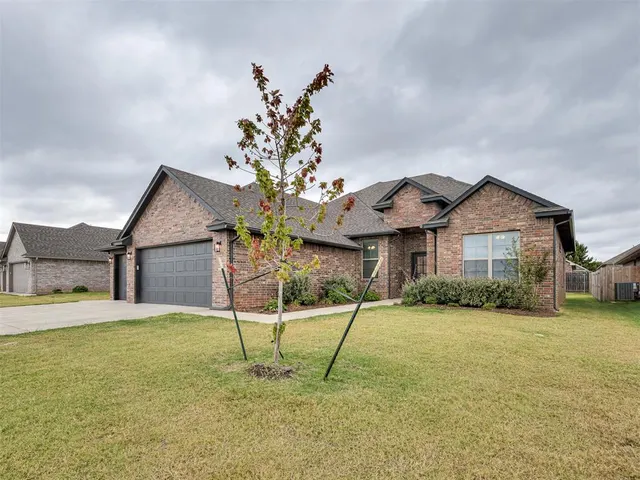 Photo 2 — 2913 Summit Hollow Circle, Norman, OK 73071