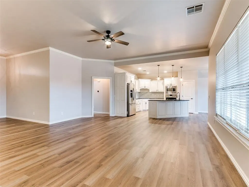 Photo 8 — 805 S Bouziden Drive, Moore, OK 73160