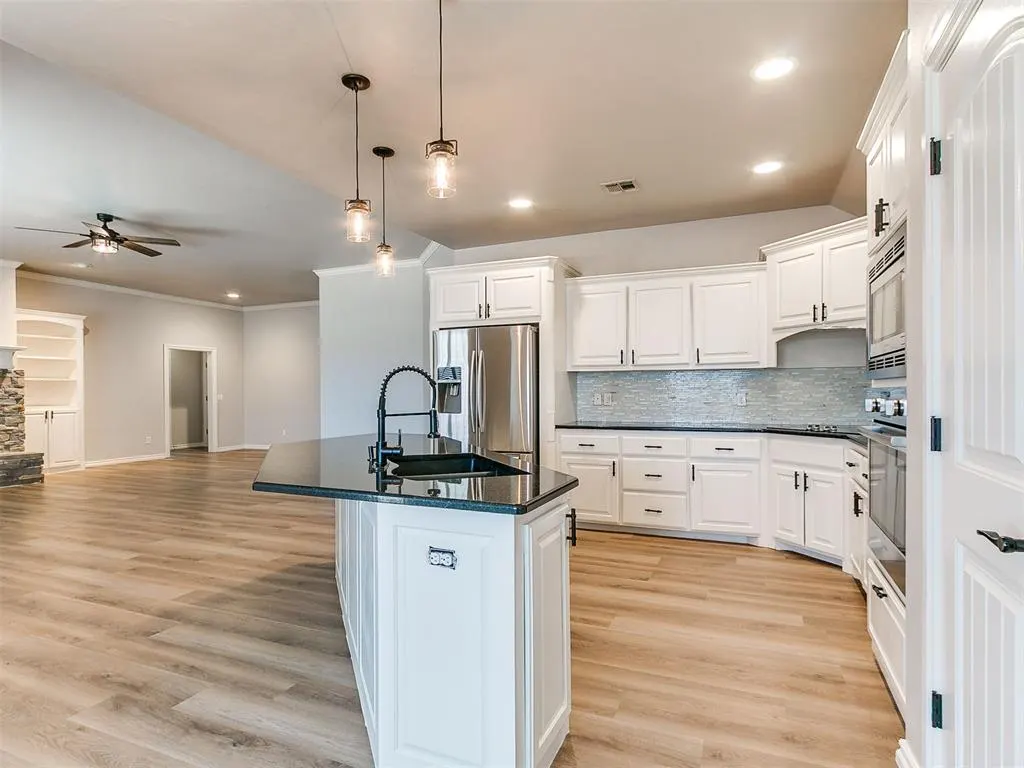 Photo 14 — 805 S Bouziden Drive, Moore, OK 73160