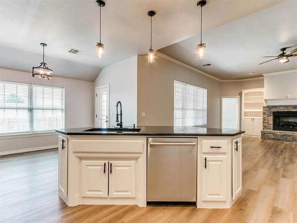 Photo 16 — 805 S Bouziden Drive, Moore, OK 73160