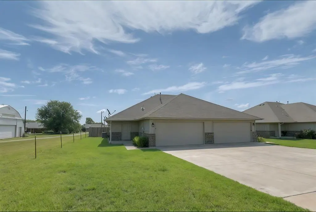 Photo 2 — 608 N 5th Street 608-610, Cashion, OK 73016