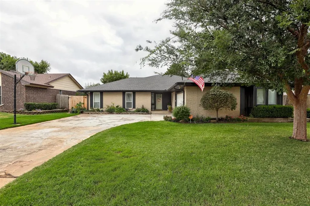 Photo 2 — 128 W Parkland Drive, Yukon, OK 73099