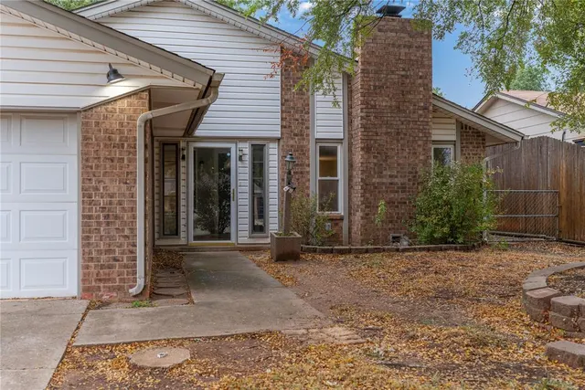 Photo 2 — 10445 Dover Drive, Yukon, OK 73099