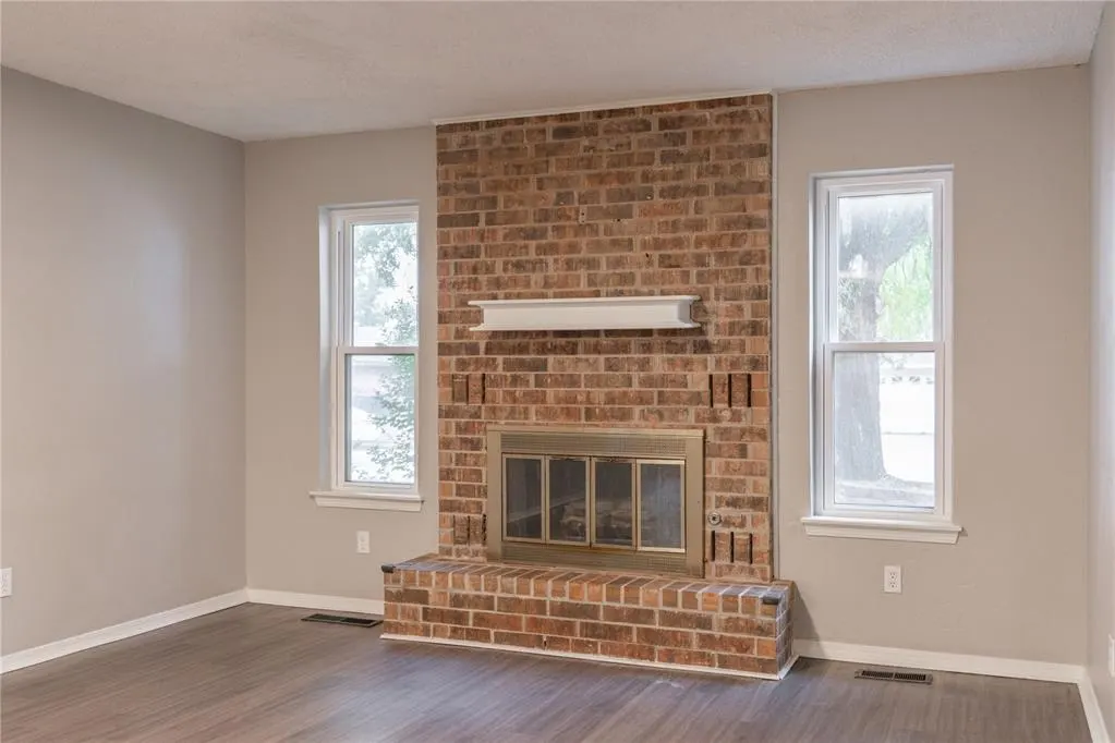 Photo 4 — 10445 Dover Drive, Yukon, OK 73099