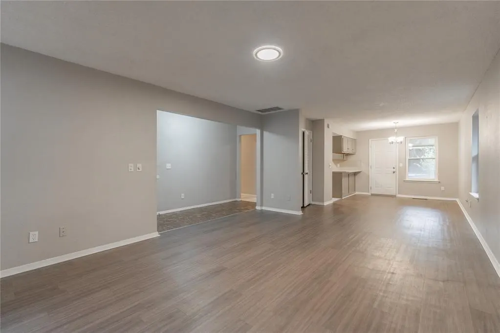 Photo 6 — 10445 Dover Drive, Yukon, OK 73099
