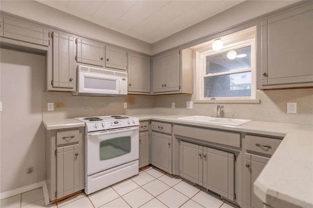 Photo 11 — 10445 Dover Drive, Yukon, OK 73099