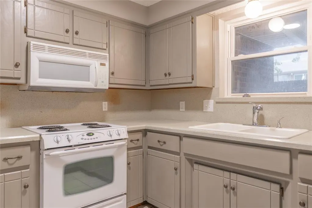 Photo 12 — 10445 Dover Drive, Yukon, OK 73099