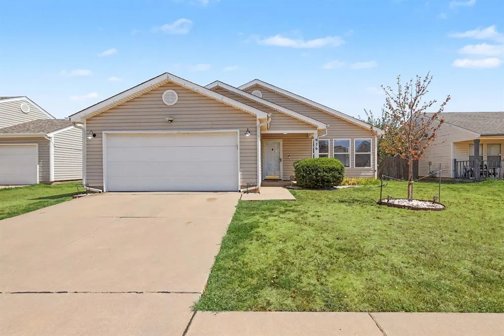 Front exterior — 916 Danbury Place, Yukon, OK 73099