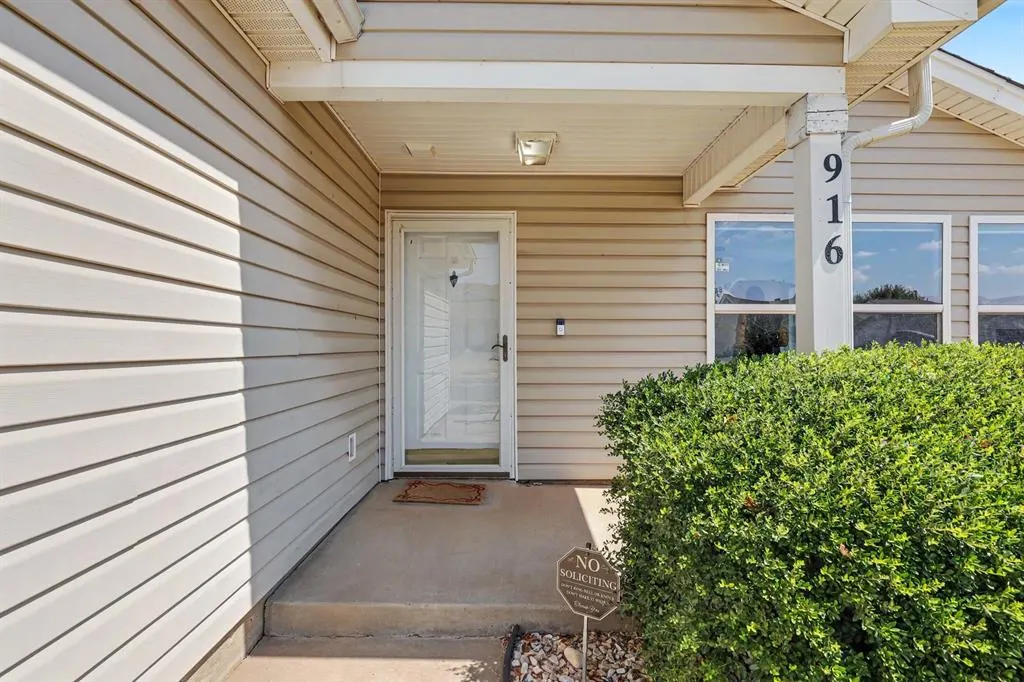 Photo 2 — 916 Danbury Place, Yukon, OK 73099