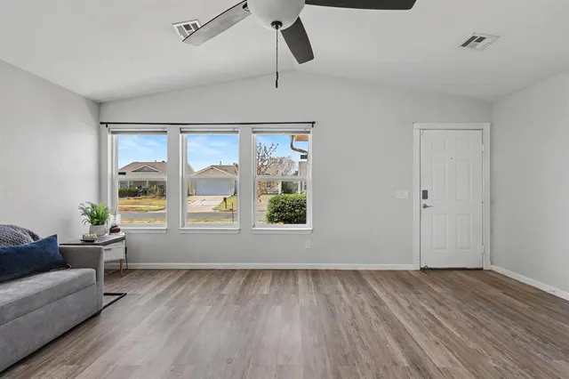Photo 3 — 916 Danbury Place, Yukon, OK 73099