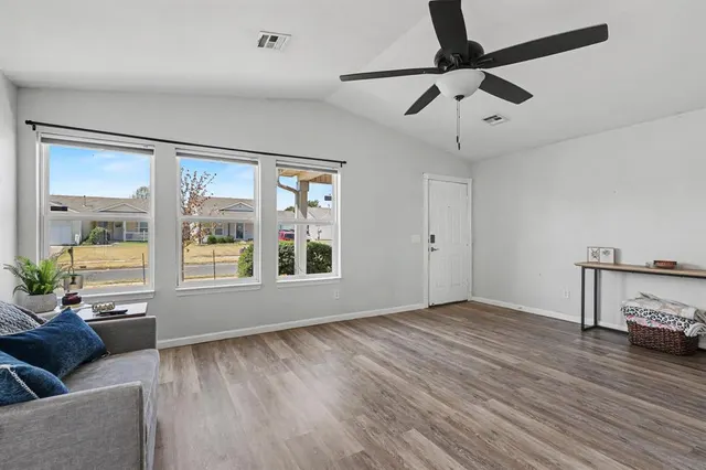 Photo 4 — 916 Danbury Place, Yukon, OK 73099
