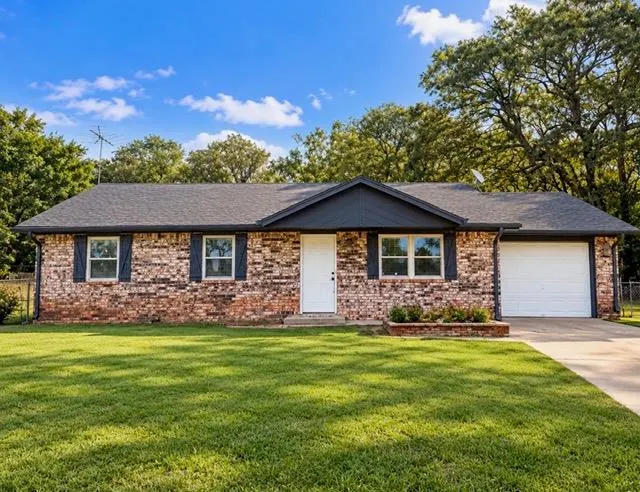 Front exterior — 1122 E 17th Street, Chandler, OK 74834