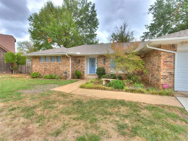 Photo 2 — 104 Redbird Circle, Midwest City, OK 73110