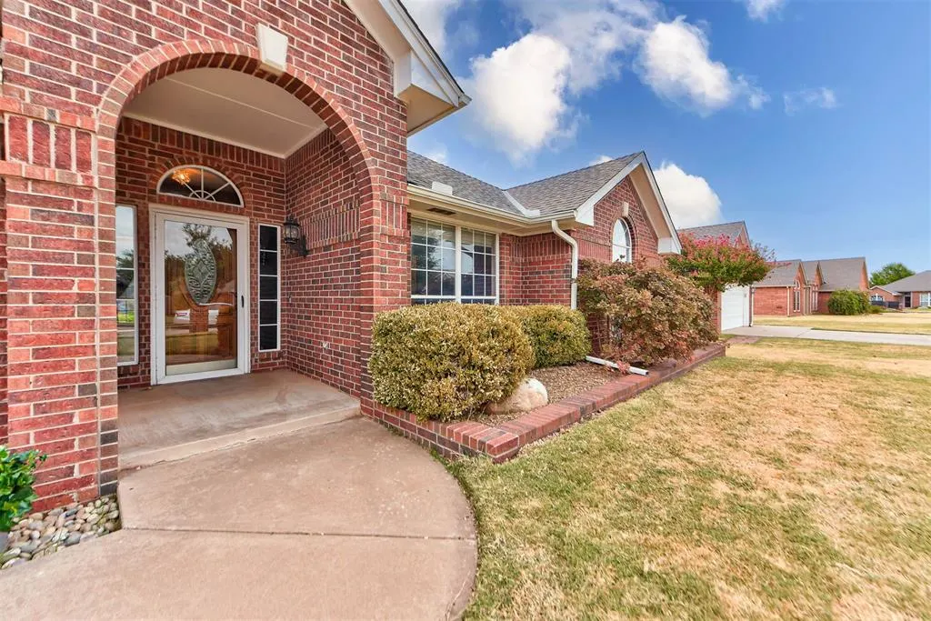 Photo 2 — 3909 Brunswick Lane, Norman, OK 73072