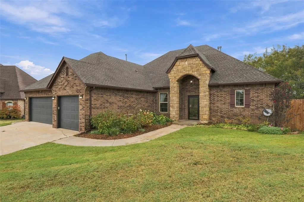 Front exterior — 2800 SE 11th Street, Moore, OK 73160