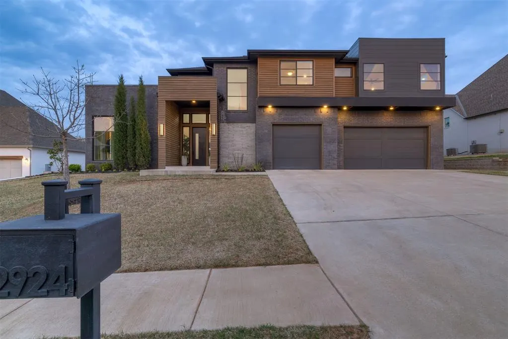 Front exterior — 2924 Sandstone Ridge, Edmond, OK 73034