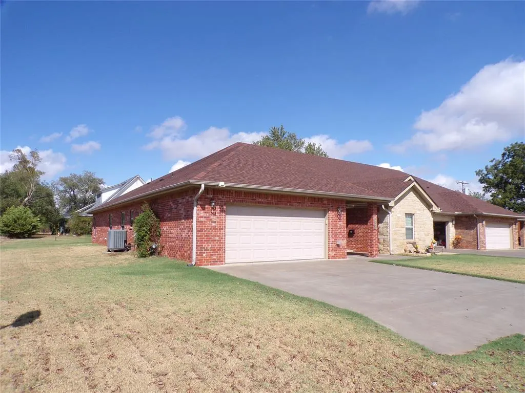 Front exterior — 133 W 6th Street, Hydro, OK 73048