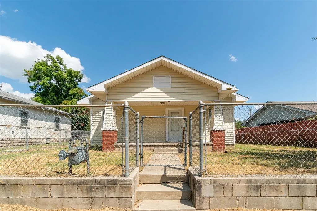 Front exterior — 319 S Oklahoma Avenue, Shawnee, OK 74801