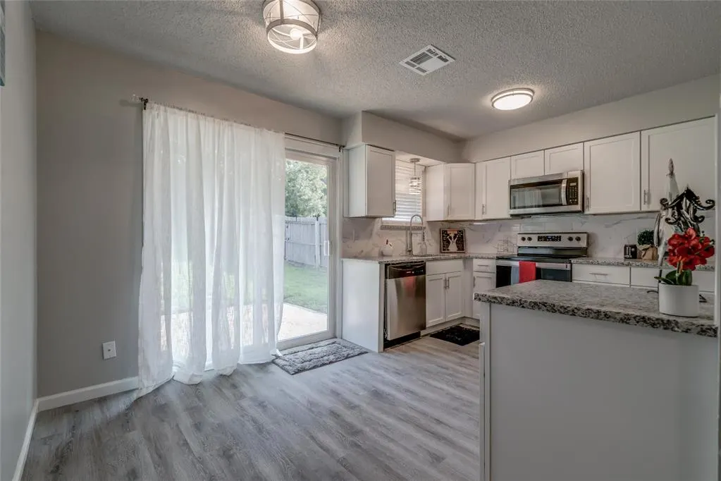 Photo 4 — 1020 NW 20th, Moore, OK 73160