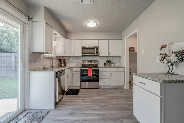 Photo 5 — 1020 NW 20th, Moore, OK 73160