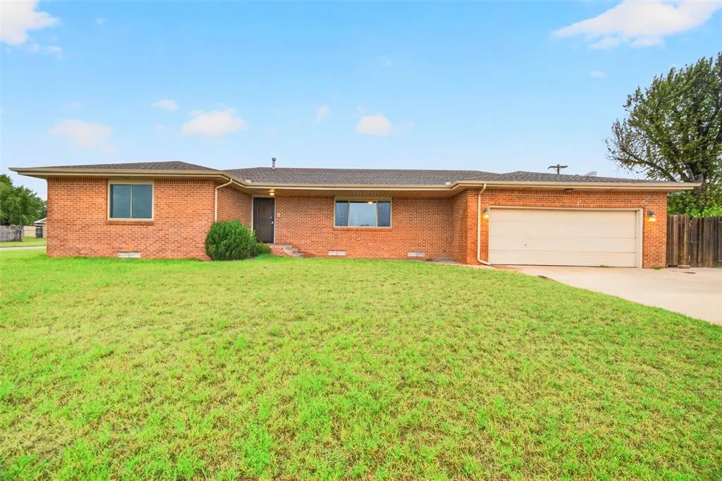 Front exterior — 860 Park Avenue, Watonga, OK 73772