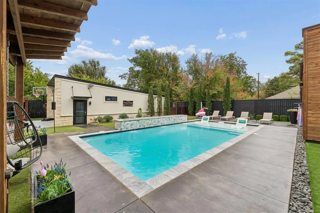 Photo 4 — 2824 Guilford Lane, Oklahoma City, OK 73120