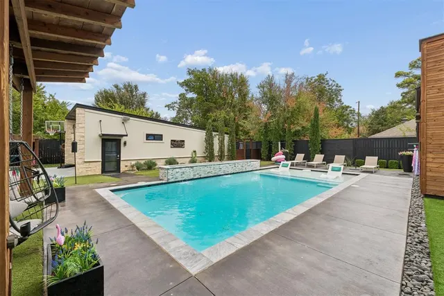 Photo 4 — 2824 Guilford Lane, Oklahoma City, OK 73120
