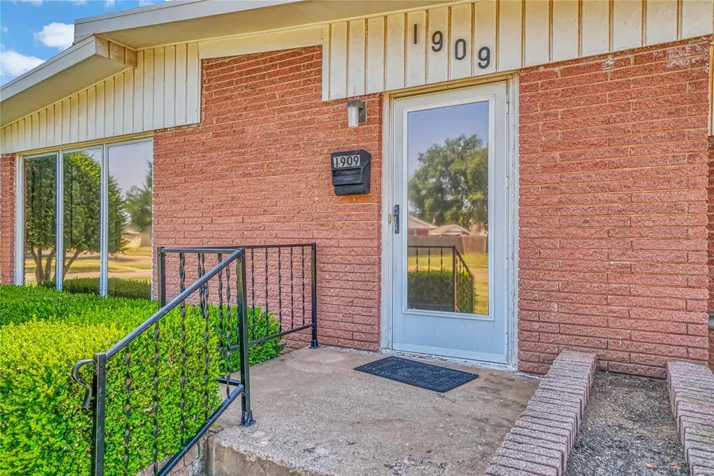Photo 2 — 1909 N Flamingo Lane, Altus, OK 73521