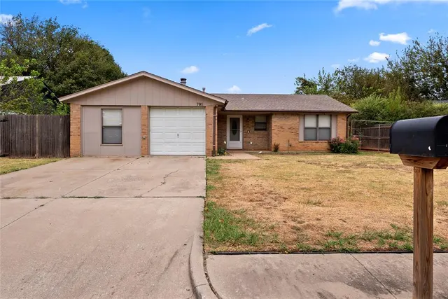 Front exterior — 701 Cherryvale Road, Edmond, OK 73003