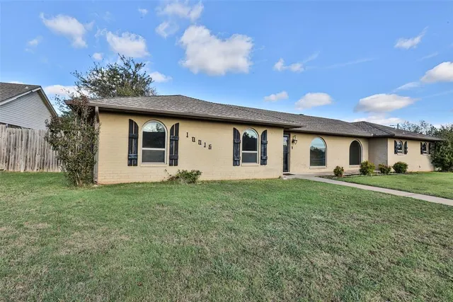 Photo 2 — 10016 Kingsgate Drive, Oklahoma City, OK 73159