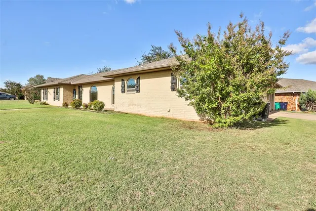 Photo 3 — 10016 Kingsgate Drive, Oklahoma City, OK 73159