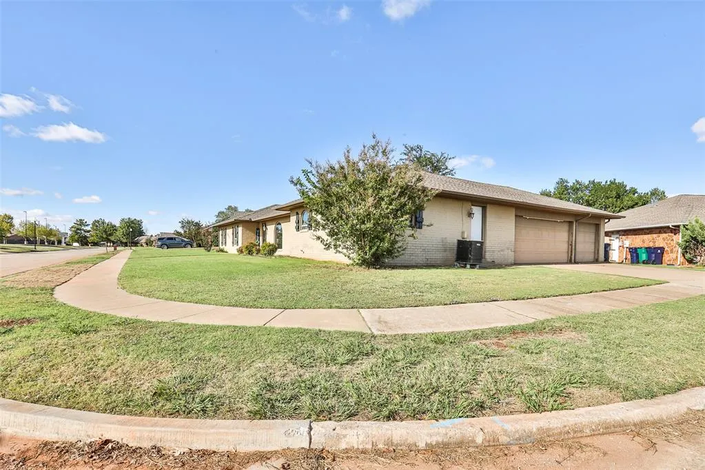 Photo 4 — 10016 Kingsgate Drive, Oklahoma City, OK 73159