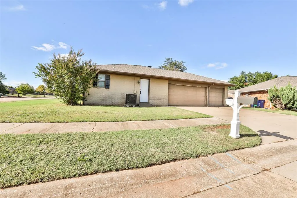 Photo 5 — 10016 Kingsgate Drive, Oklahoma City, OK 73159