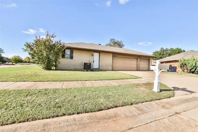 Photo 5 — 10016 Kingsgate Drive, Oklahoma City, OK 73159