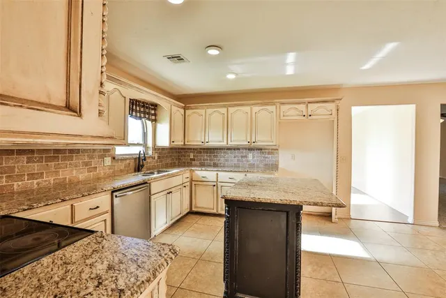 Photo 6 — 10016 Kingsgate Drive, Oklahoma City, OK 73159